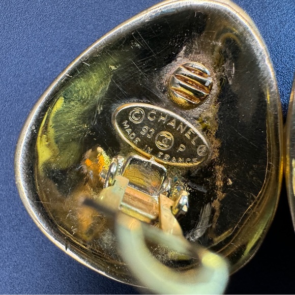 ‼️FINAL PRICE‼️  LOT 354 24K gold plated Chanel vintage clip on earrings - Picture 8 of 12